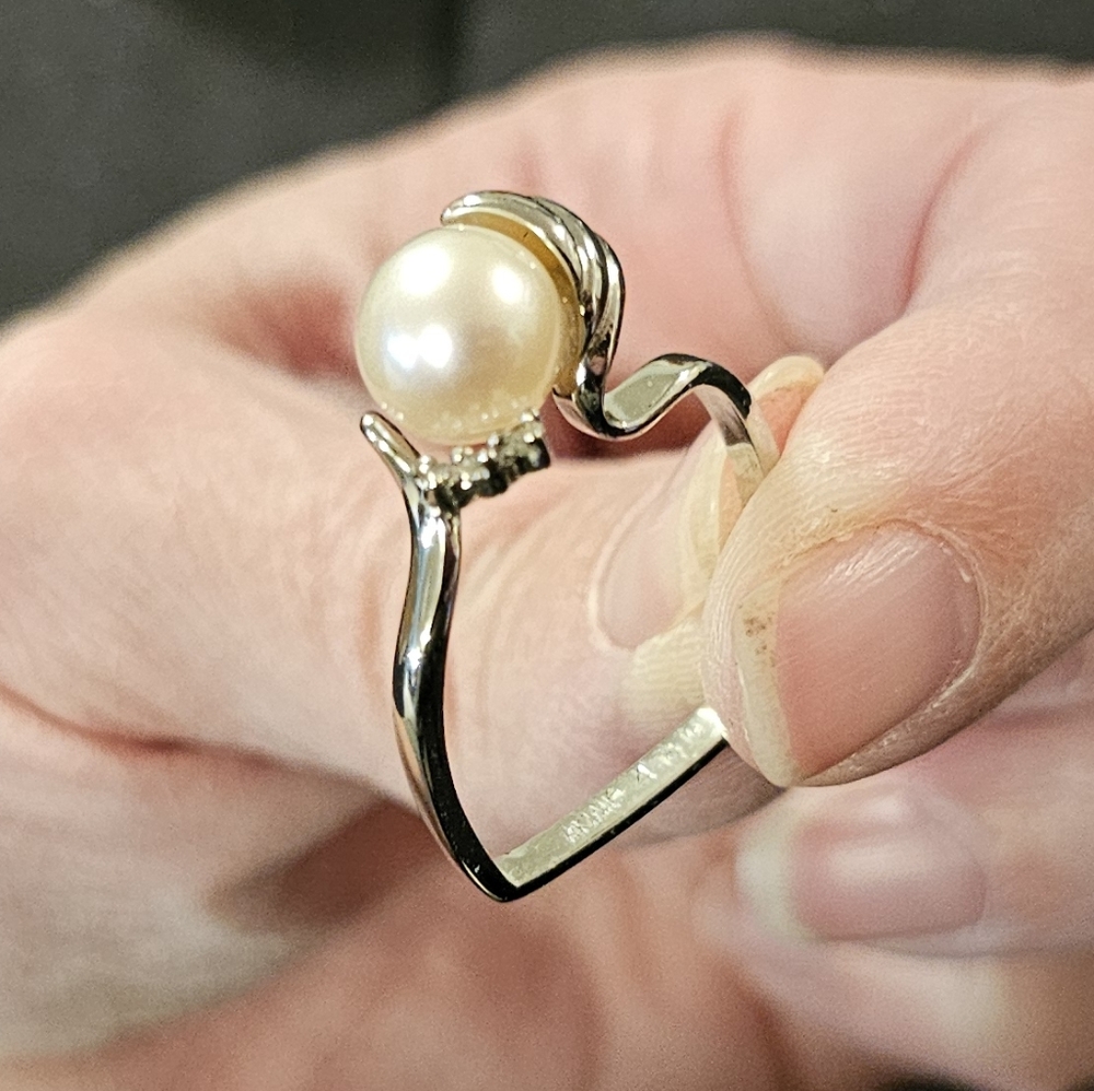 90 - Akimio Womens Platinum Diamond and Pearl size 7 Designer Ring